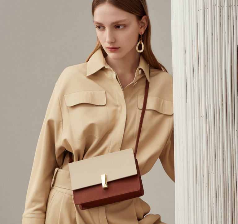 不要再背烂大街的双肩包了,别再背烂大街的轻奢包