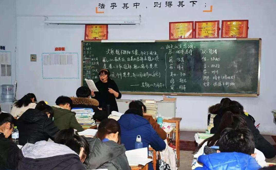 学生*拍偷**老师“囧照”,这些姿势没个几年功力练不出来,逗笑网友