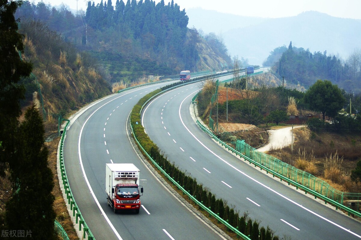 陕西司机被困7小时，手机没信号，“我看见车上下来了八九个人”