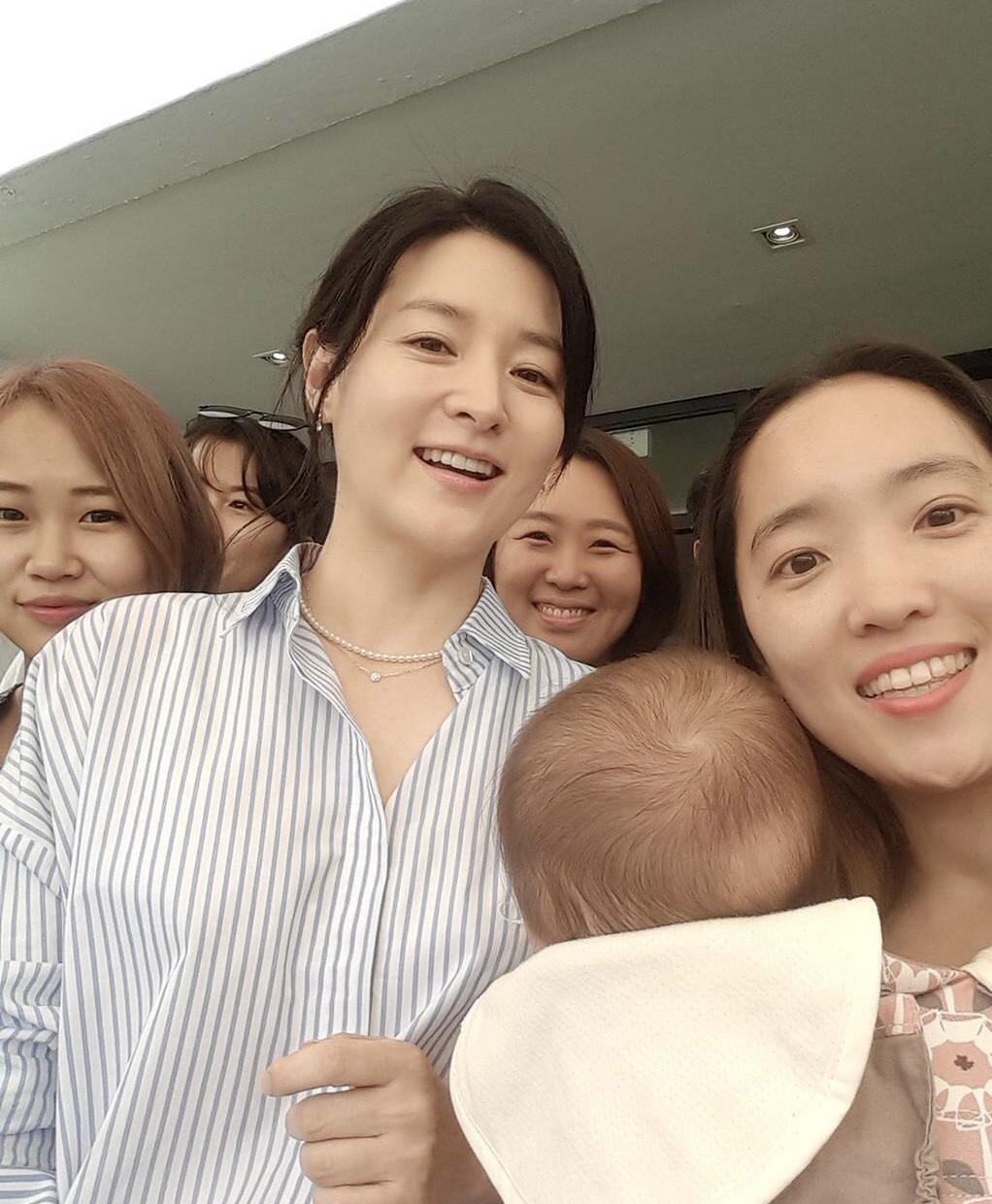 李英爱最新外穿毛衣搭配,李英爱红毯穿搭碎花裙