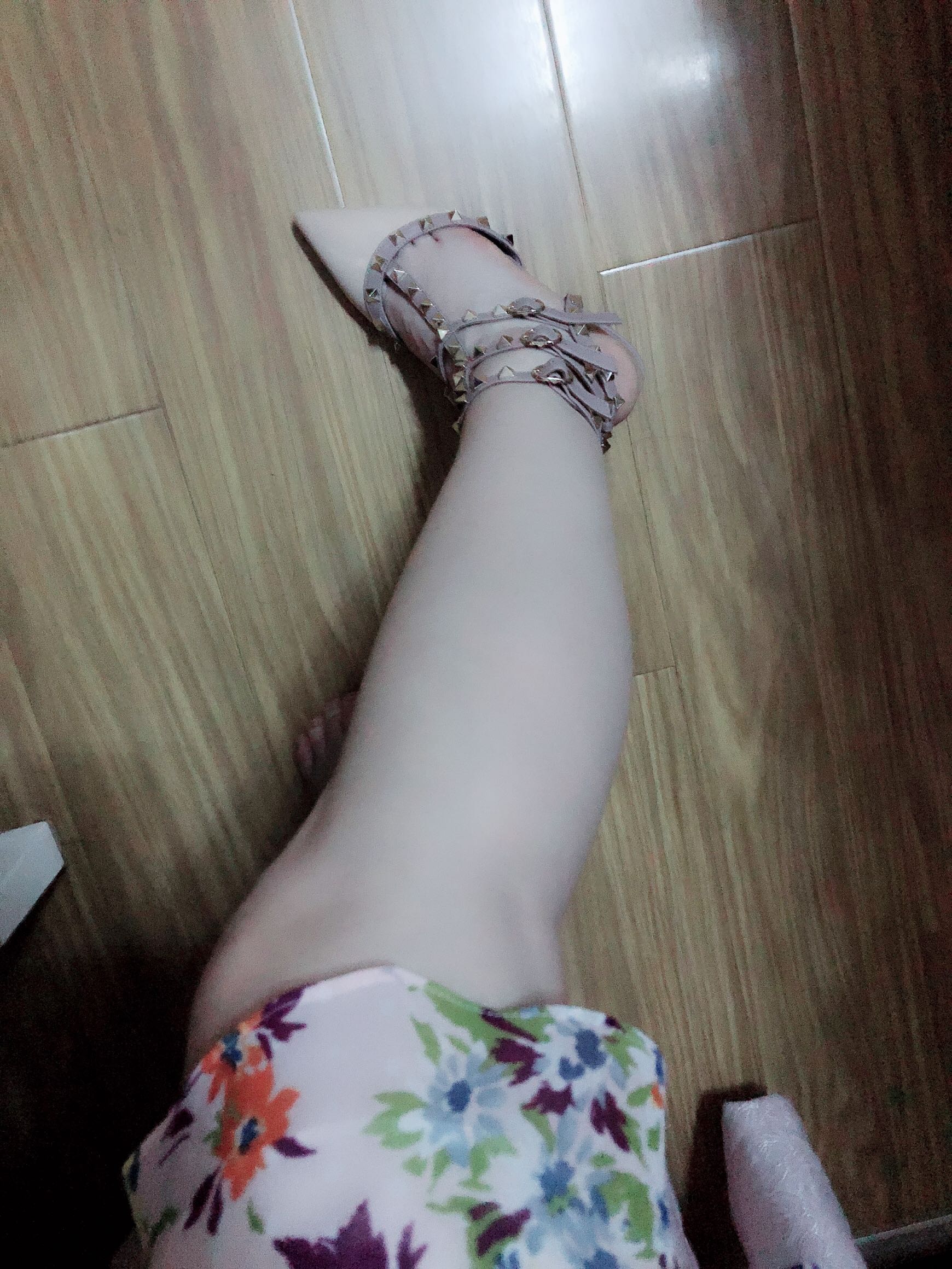 蓓奈儿鞋子怎么样，尖头铆钉凉鞋试用介绍