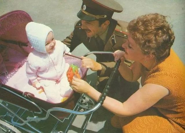 戈尔巴乔夫时期苏联发生的大事件,红场阅兵戈尔巴乔夫掩面而泣