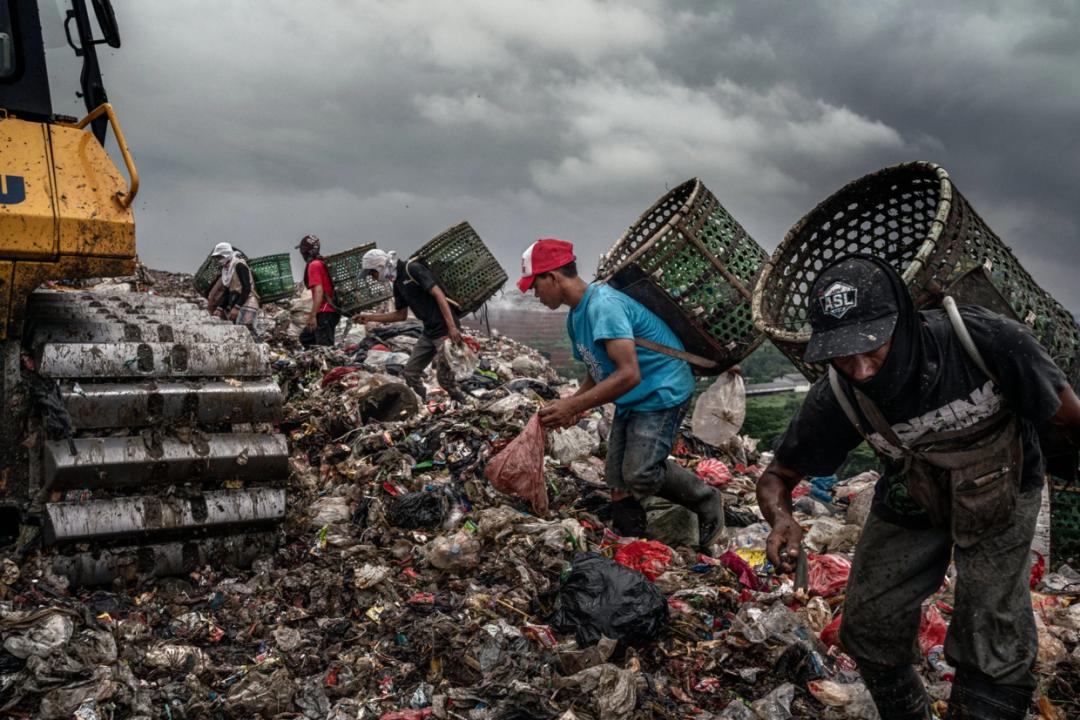 为挣2块钱，印尼万人住进世界最大垃圾场，和7000吨垃圾同吃住