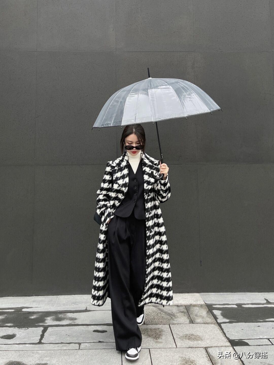 冬天“千鸟格大衣”怎么穿才高级？看看这些穿搭示范，保暖又显瘦