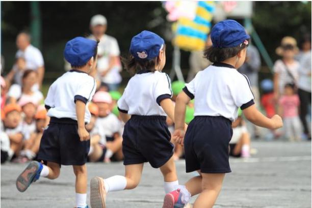 孩子抗拒去幼儿园家长应该怎么办,小朋友死活不愿意上幼儿园咋办