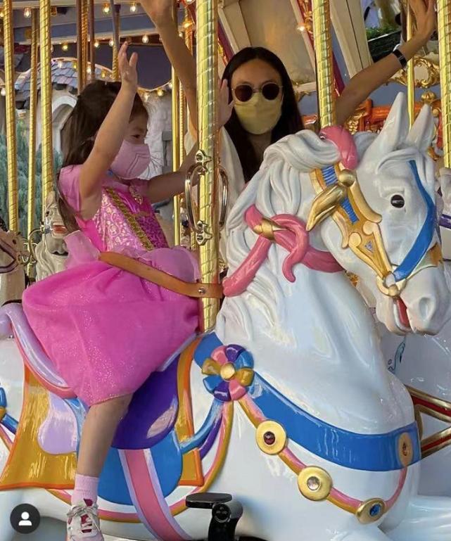 陈冠希为秦舒培庆生晒搞怪亲吻照,陈冠希秦舒培罕见合体拍写真