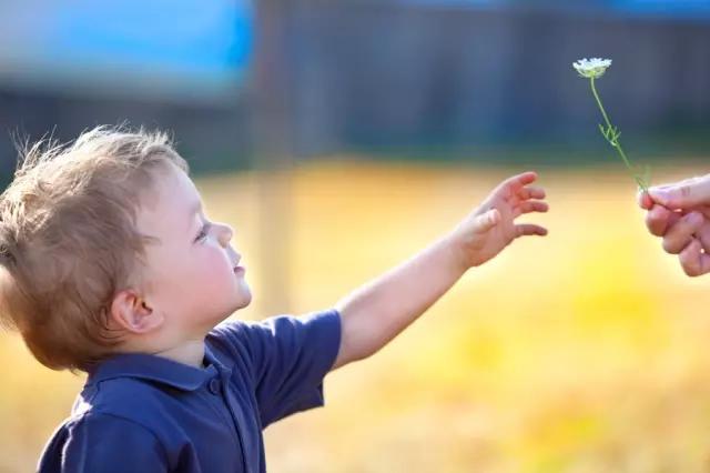 宝宝脸上起红疹反反复复怎样根除,宝宝脸上起疹子妈妈需要忌口吗