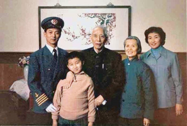 *震王**之子王军：跨行从商、不计得失建鸟巢，退休后大胆投资*疆新**