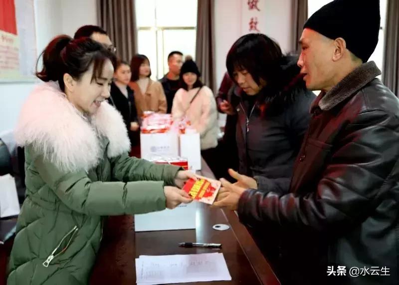 武冈这家公司好大气,给村民拜年发600元一个大红包