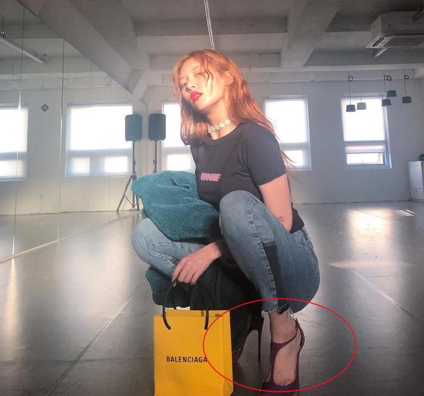 金泫雅黑黄鞋子,金泫雅最新机场同款鞋