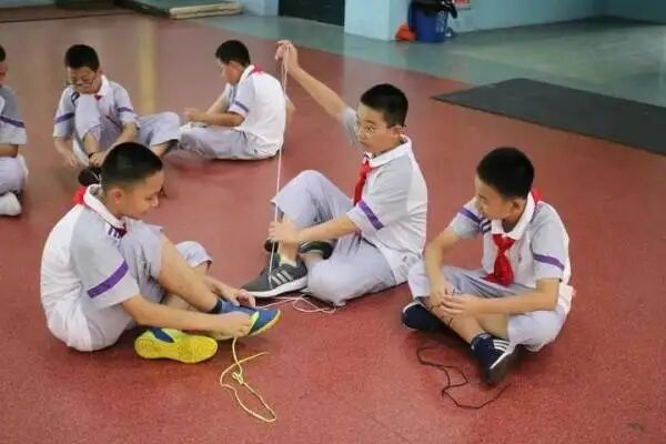 教不会小朋友系鞋带,小学生不会穿鞋带教程