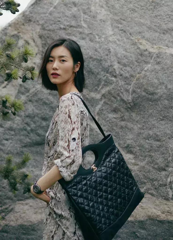 购买新款女性包包,女子买新包