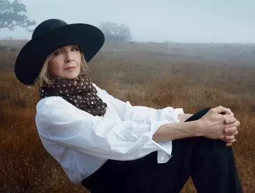 比基尼可不是年轻妹子的专利，女人50+穿比基尼比20岁还迷人