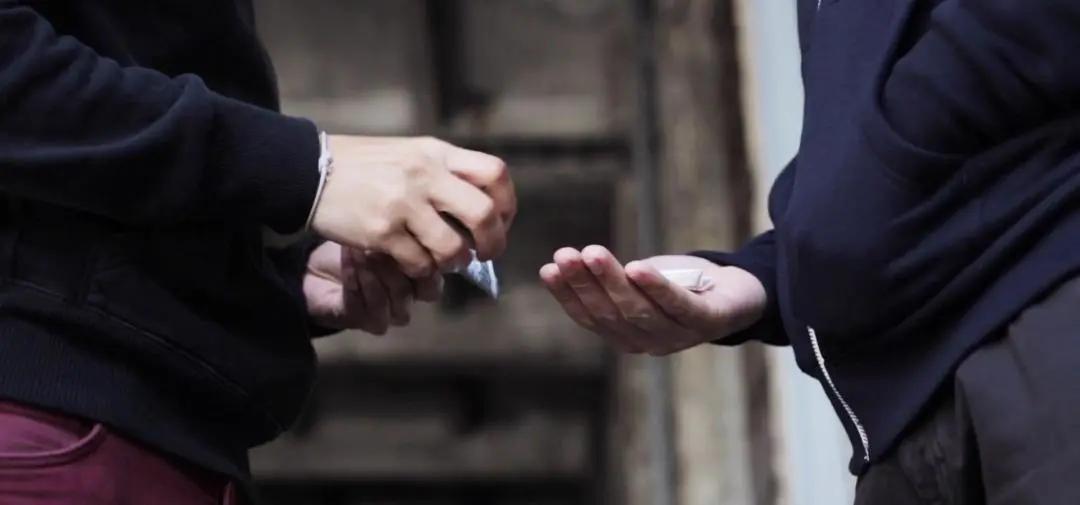 为100块带工费,陷入牢狱之灾,*品毒**莫沾!