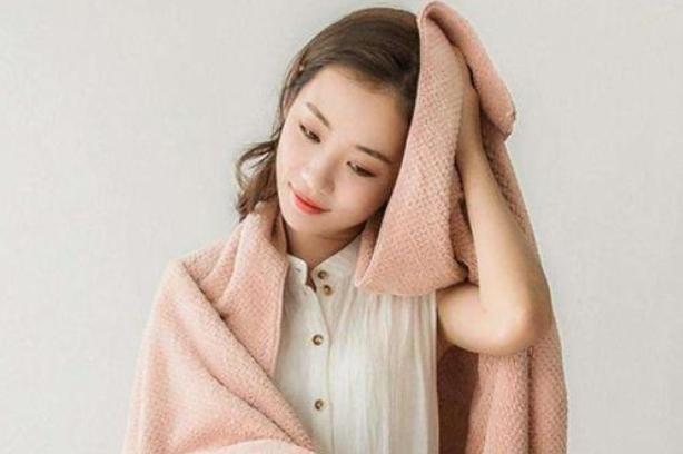 正确的洗头方法来维护头皮的健康,每天洗头和7天洗1次头哪个更健康