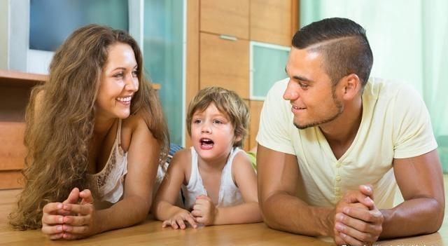 同房被孩子撞见，父母应该如何化解尴尬？这位爸爸的做法值得借鉴