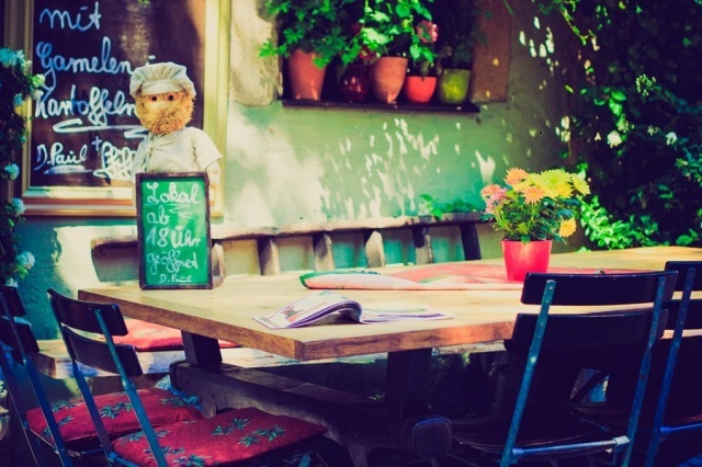 白雪横千峰，青天泻二流。登封如可作，应待翠华游——长白山