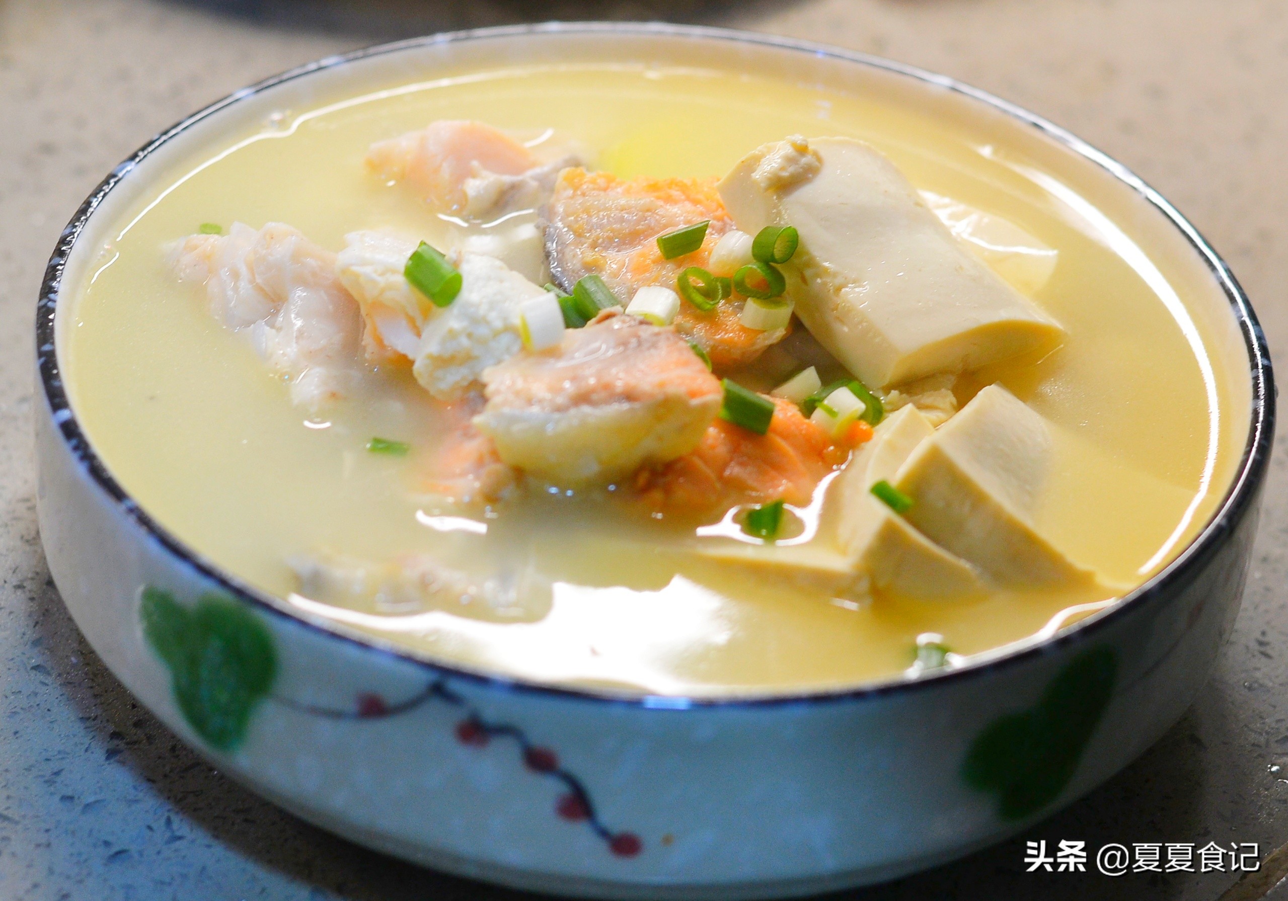 三文鱼头煮汤怎么做汤好喝,简易又美味的三文鱼头汤做法