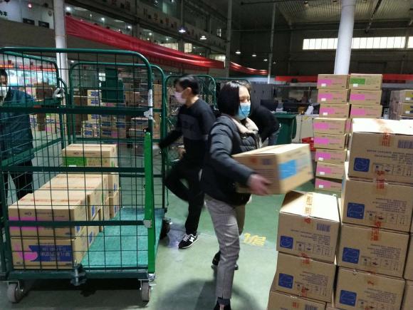 众志成城抗击疫情保障生活物资,众志成城战疫情齐心协力保供给