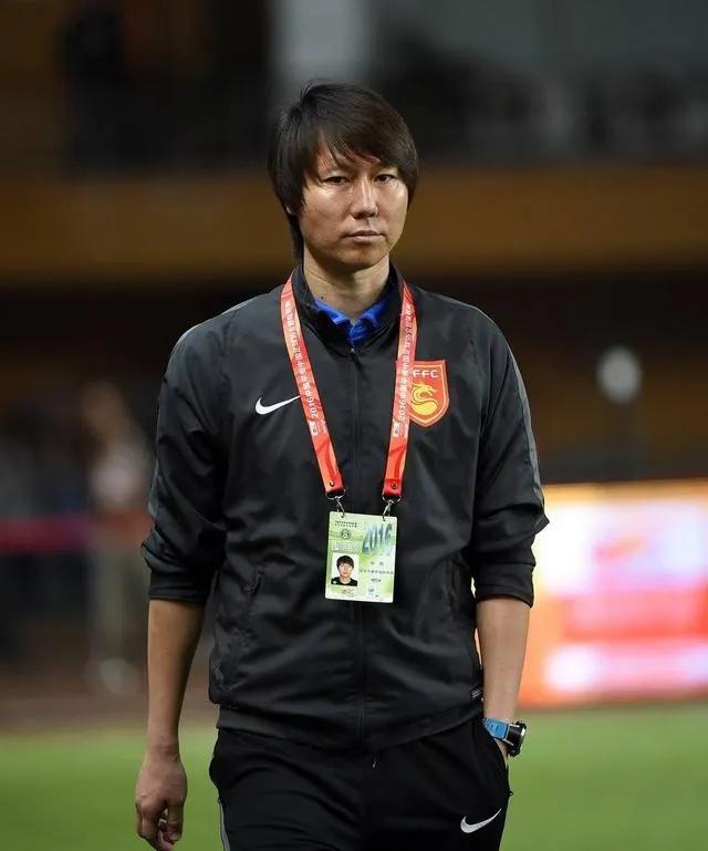 中国足球队教练李铁现在老婆是谁,国足李铁现任老婆是谁