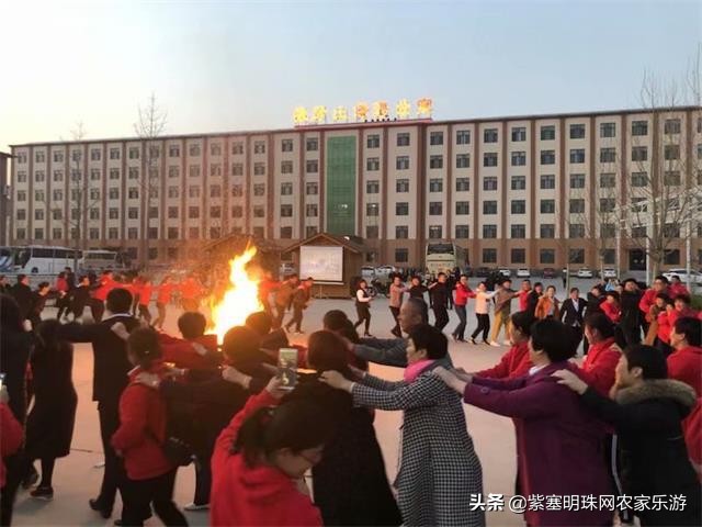 全靠8根钢柱支撑的玻璃栈道你敢挑战吗？保定狼牙山泽疆公寓酒店