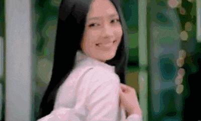 女明星风光不在，肩扛手拎留守的豪门孕妻挺大肚子出街面容憔悴