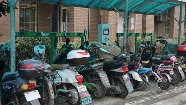 电动车新换电池掉电快什么原因,电动车电池充满一开就掉电怎么修