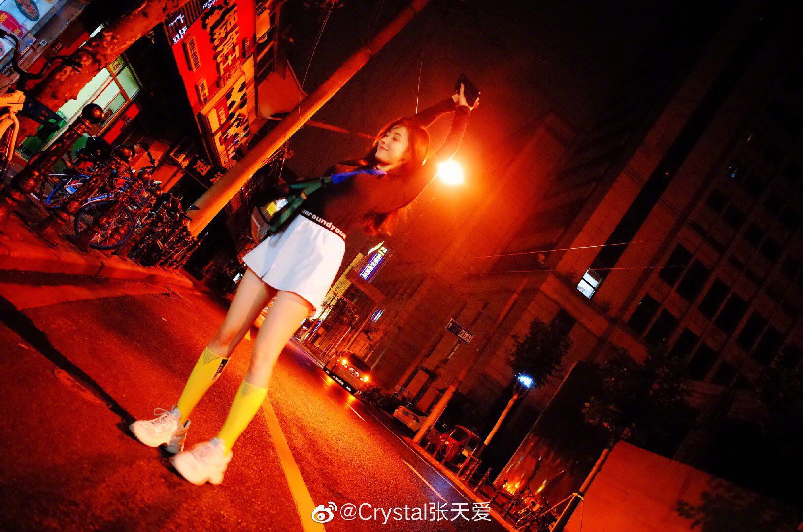 张天爱露腿不漏腰,张天爱采访现场大露美腿