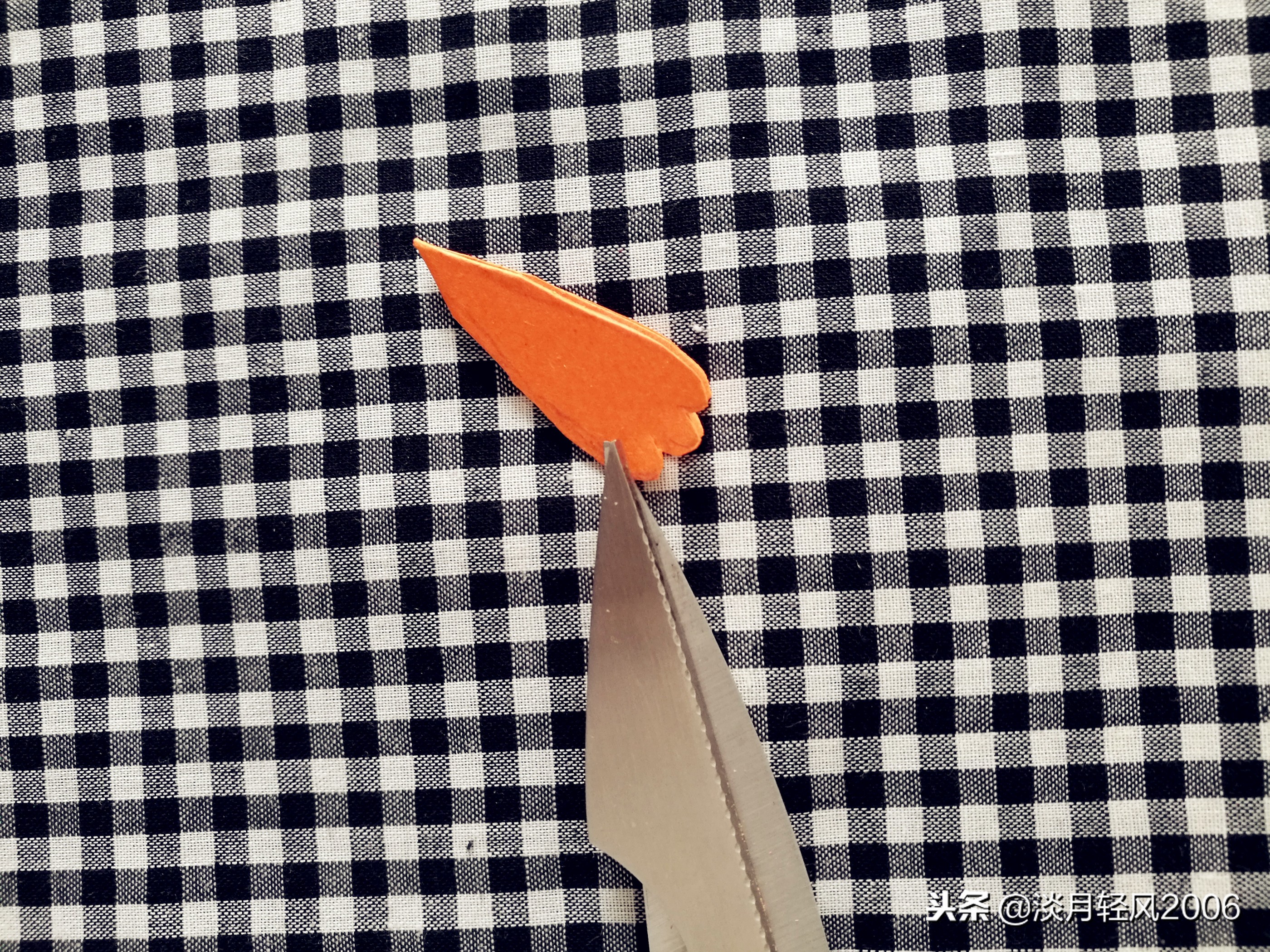 卡纸手工制作小花,用卡纸和棒棒糖做小花送给孩子