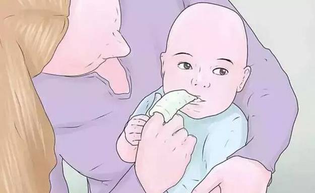 宝宝嘴里有白色的小点叫什么,一个月宝宝口腔上颚白色的是什么