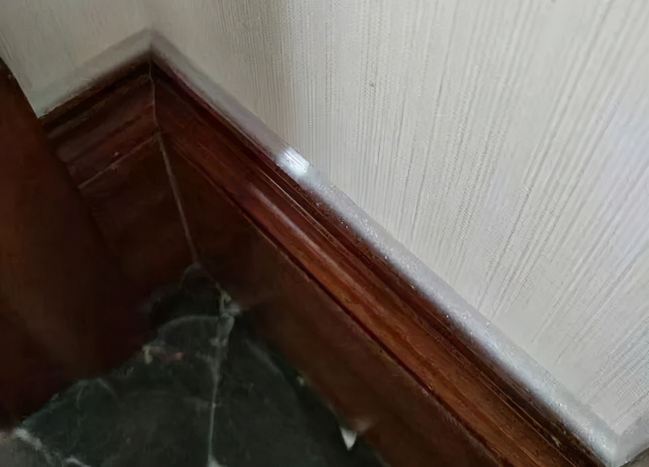 踢脚线压地砖缝用美缝吗,踢脚线和地板两种颜色美缝