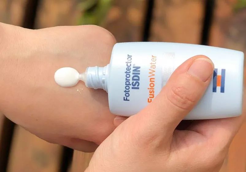 一到夏天就断货？这支水做的防晒液轻薄隐形，西班牙运动队同款！