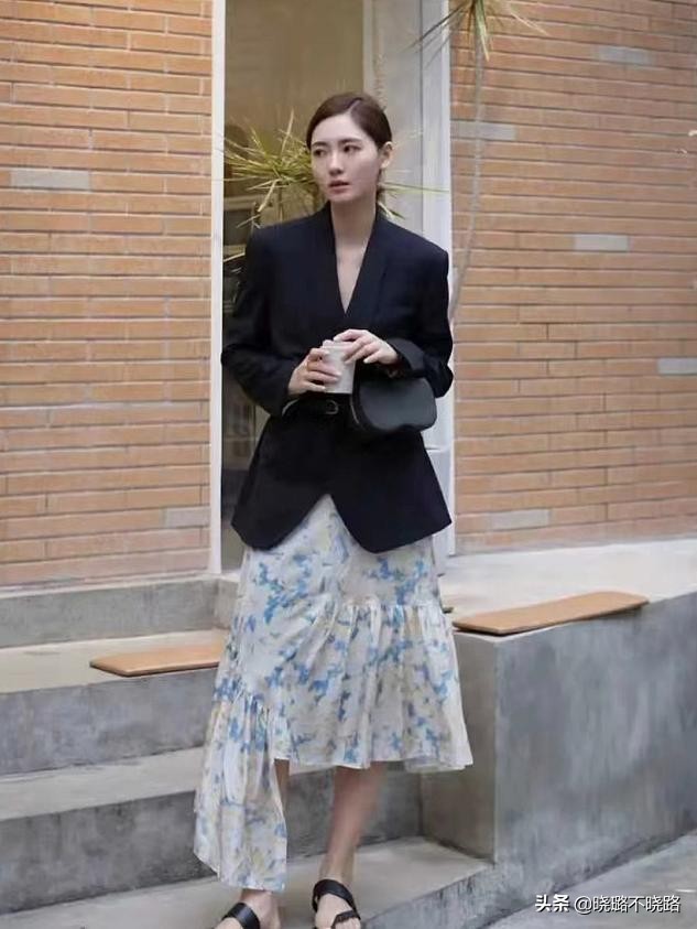 碎花裙怎么穿才不显老气,今年流行碎花裙怎么穿最好看