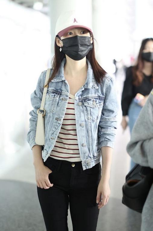 李沁运动风穿搭现身机场,李沁穿白色外套配黑色紧身裤