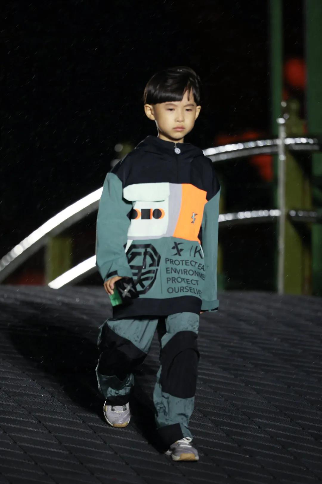 易烊千玺弟弟易烊昱华走秀,易烊千玺弟弟走秀