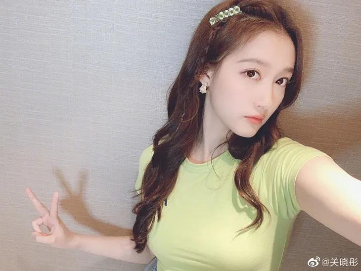 关晓彤同款only紫色小熊羽绒服,only关晓彤同款针织连衣裙