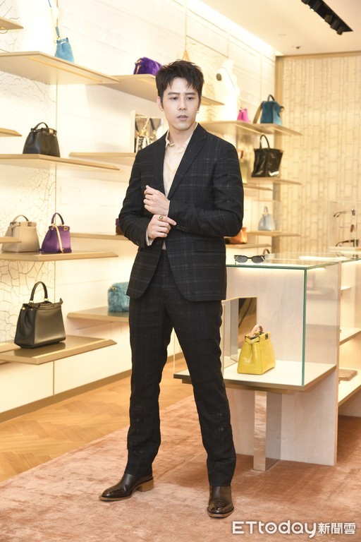 瑞莎套卡尔FENDI毕业作逛街买包撇老公霸气喊:我自己来