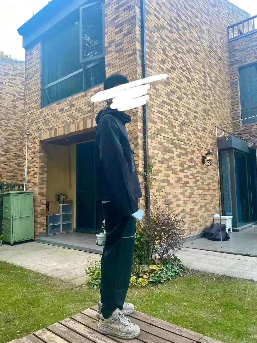 涨见识了!原来很多开宝马的都有一面鞋墙,穿的球鞋不上千就上万