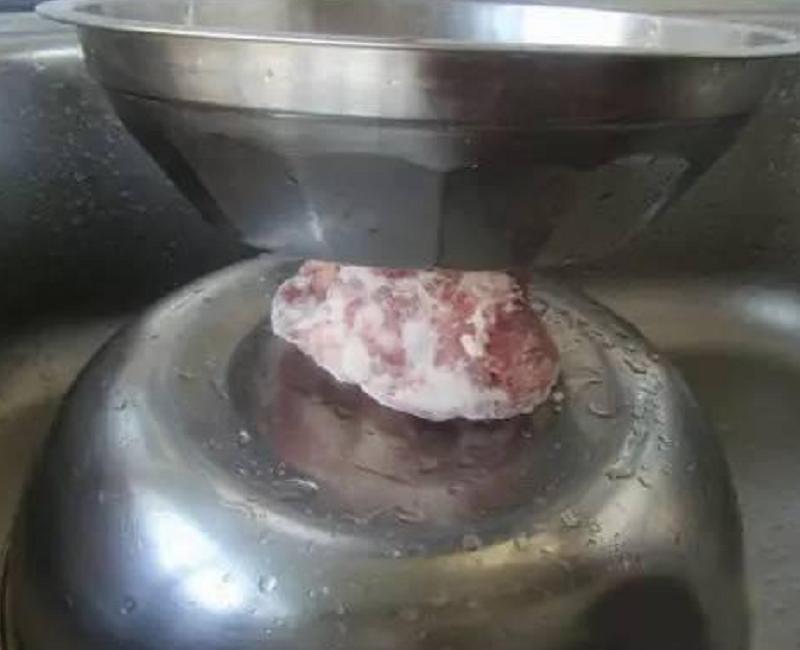 冰箱里冻肉怎么处理才能化开,怎样快速的化解冰箱里的冻肉