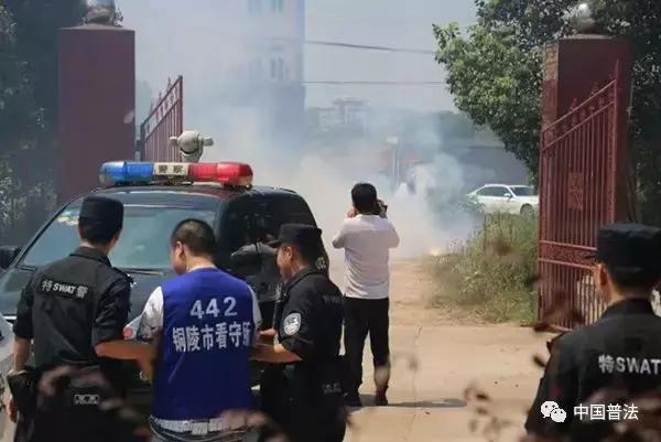 【法治热点早知道】悬赏缉捕2个月,这名涉黑女赏金从2万涨到50万,为啥?