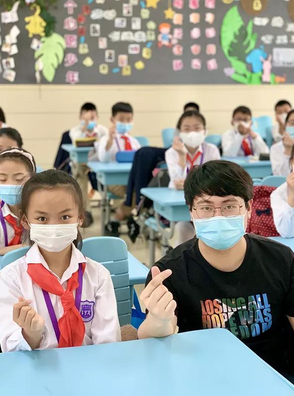 今天又有一批同学返校，来看师生们的自拍留念