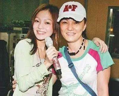 鬼鬼曾被亲妈当摇钱树，忘汇钱被其打到鲜血淋漓，今终于翻身