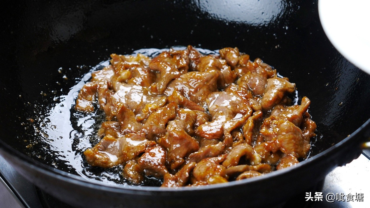 羊肉不腌烤几分钟,湘菜羊肉怎么炒才会更嫩爆炒羊肉