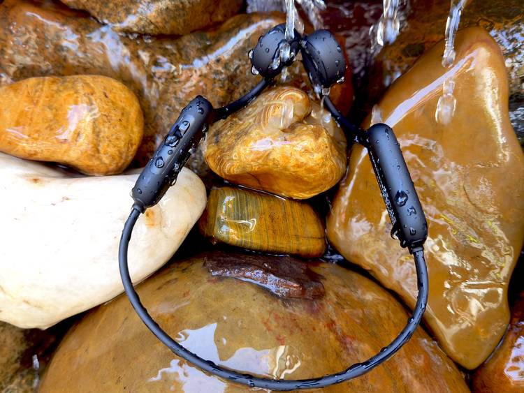 轻盈如风歌声如酒，海量无损绕梁不绝