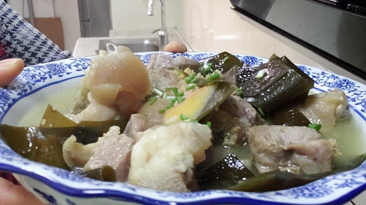 腊猪脚怎么烧毛不裂皮才好吃,怎样做腊猪脚又快又好吃