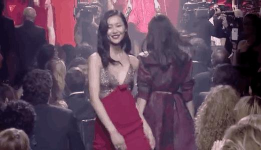 表情不自然的拍照姿势,拍照时怎么微笑拍照表情更自然