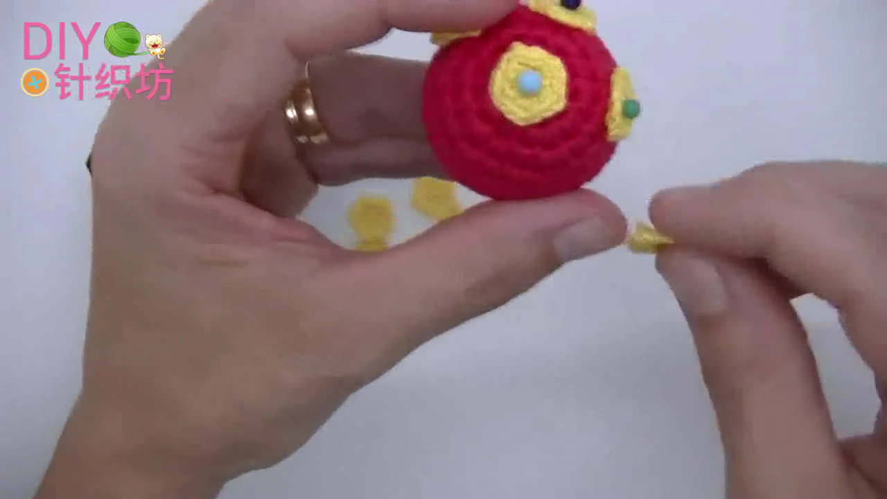 足球钥匙链小挂件,足球珠子编织钥匙扣