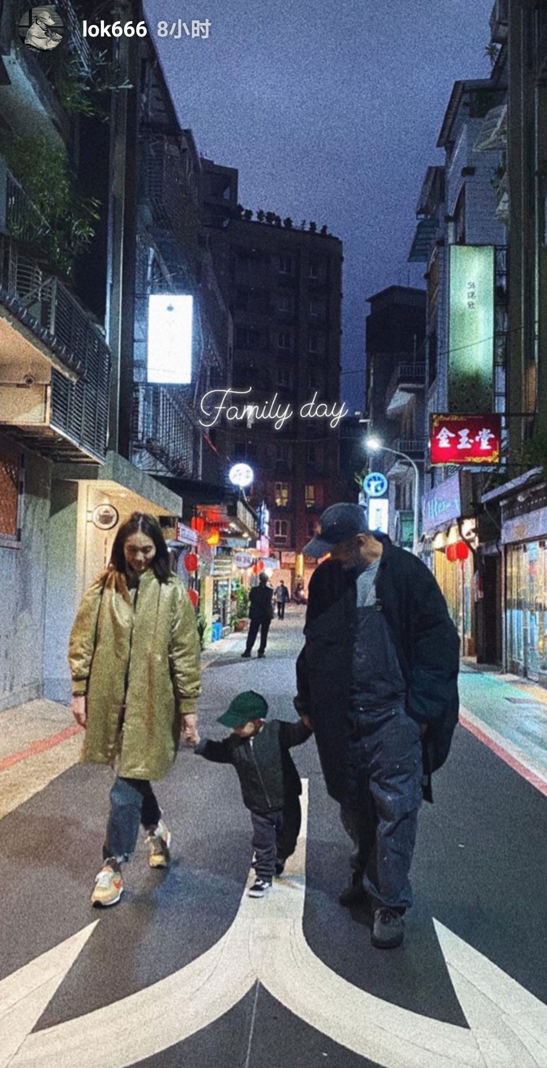 余文乐晒与儿子合照,余文乐骑电动车带孩子