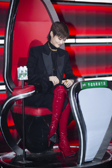 李宇春漆皮高跟鞋,李宇春穿的是什么运动鞋