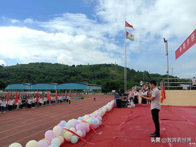 广西柳城中学“19扬帆起航圆梦2022”2019级高二升高三授旗仪式